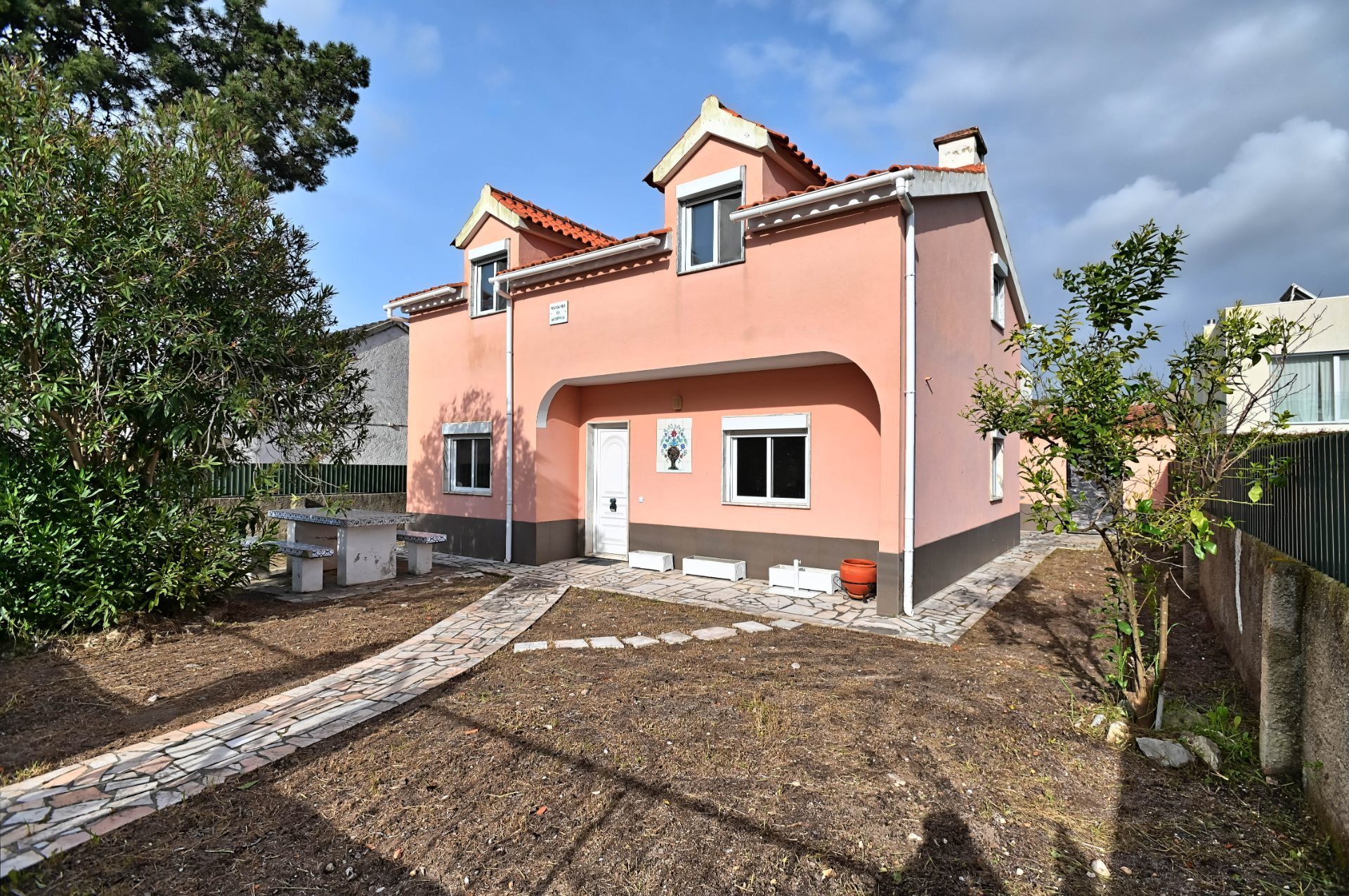 Moradia T2  para remodelar na Aroeira